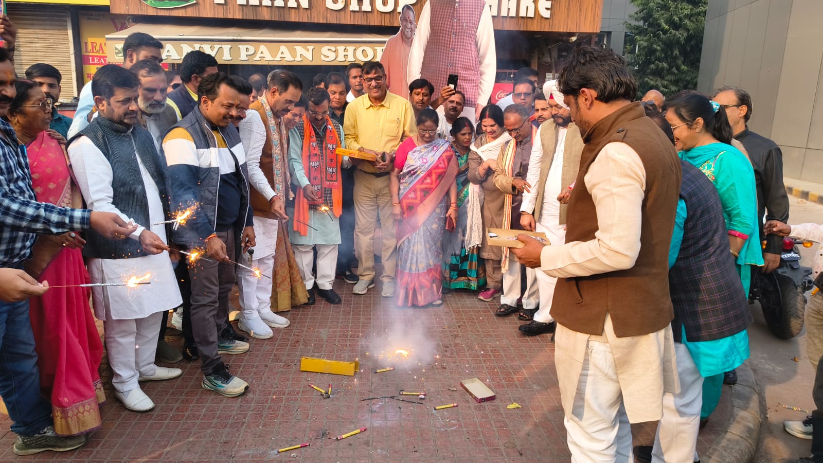 KANPUR:बिहार चुनाव में एन डी ए गठबंधन की ऐतिहासिक जीत पर मिष्ठान वितरण व आतिशबाजी।