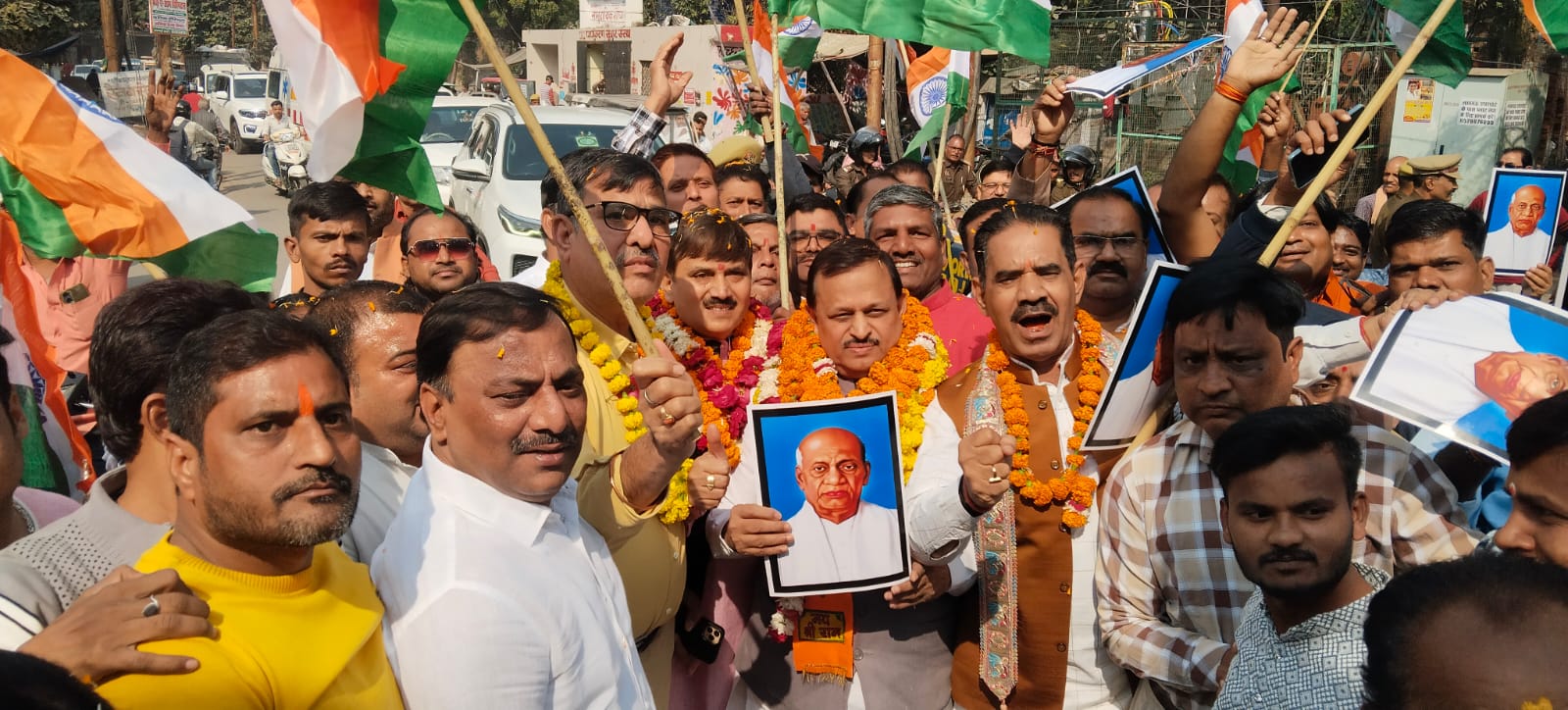 मिष्ठान वितरण और आतिशबाजी; सीसामऊ में भाजपा की विशाल पदयात्रा ने भरी देशभक्ति की ऊर्जा