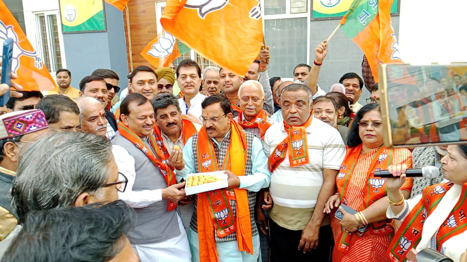 KANPUR:एनडीए को मिलती बढ़त पर भाजपा कार्यकर्ता झूमे